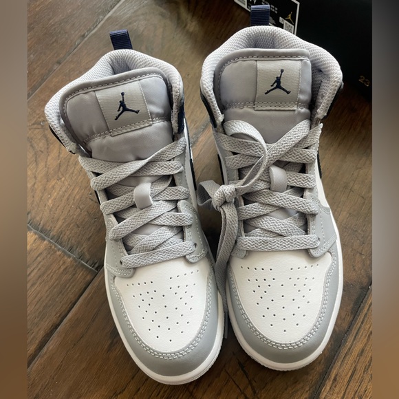 New Nike Air Jordan 1 Mid Wolf Grey Midnight blue Kids Sz 1 Brand New with Box - Picture 10 of 13
